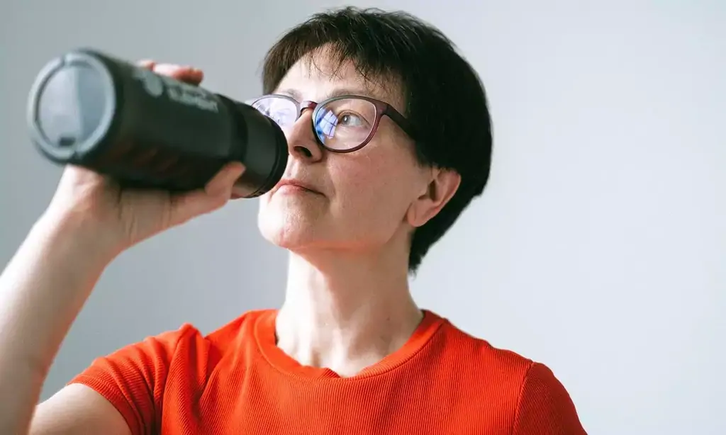Donna in menopausa con cistite beve D-mannosio